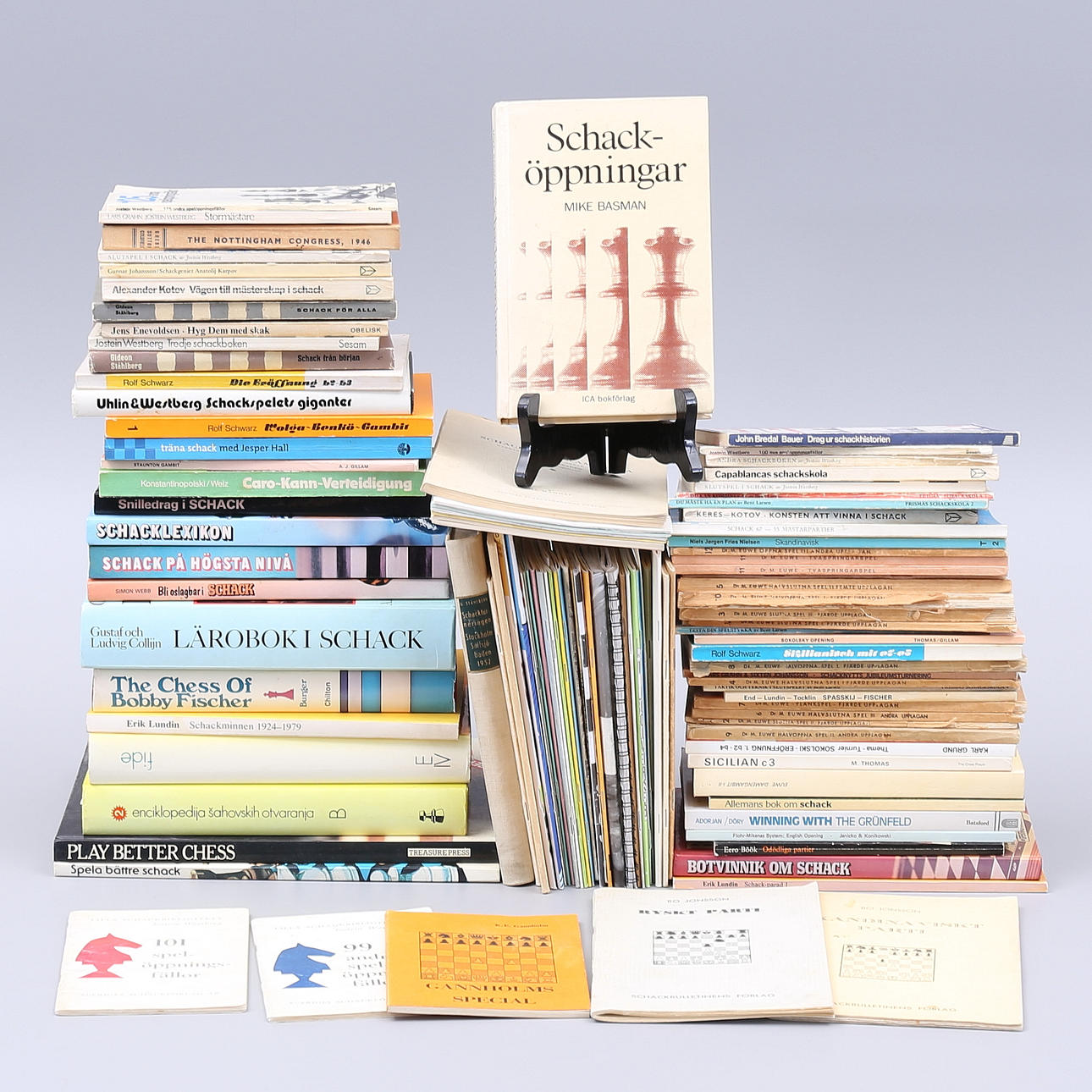 KIRJOJA ja LEHTIÄ shakista.