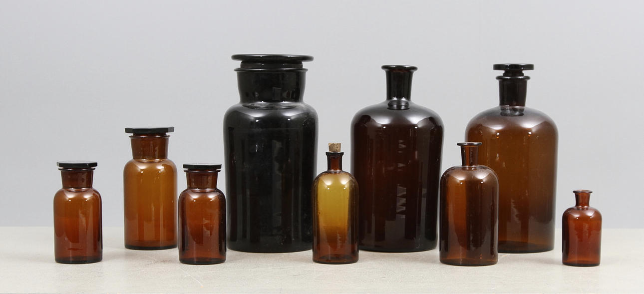 APOTEKSBURKAR/FLASKOR, glas, 9 delar, 1900-tal.