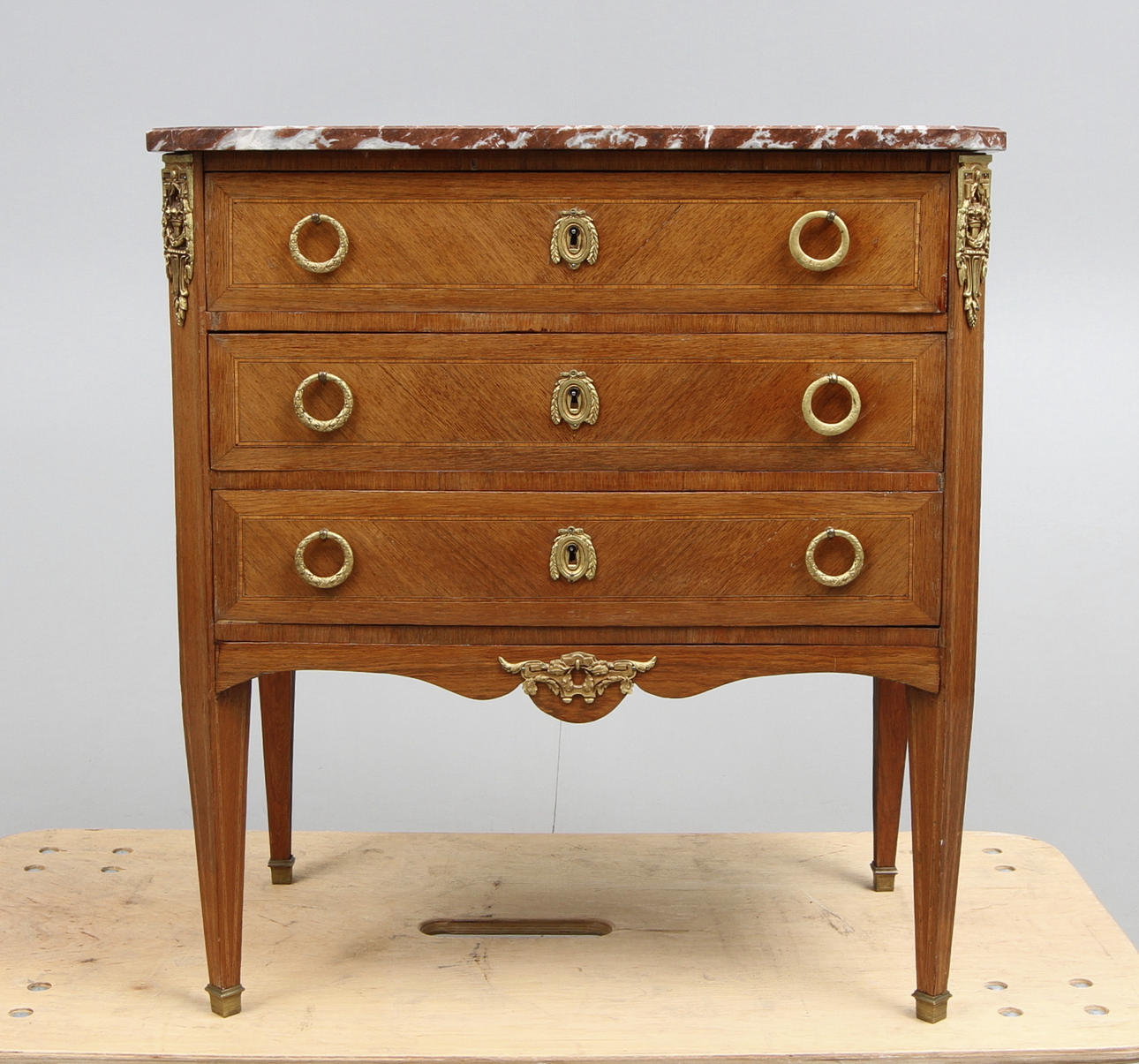 BYRÅ med marmorskiva, Gustaviansk stil, 1900-tal.