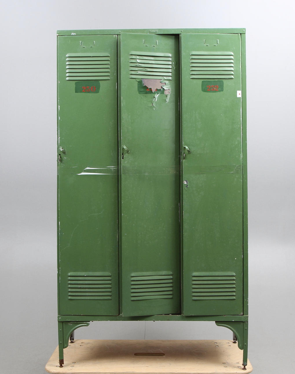 KLÄDSKÅP, plåt, 1900 talets första hälft.