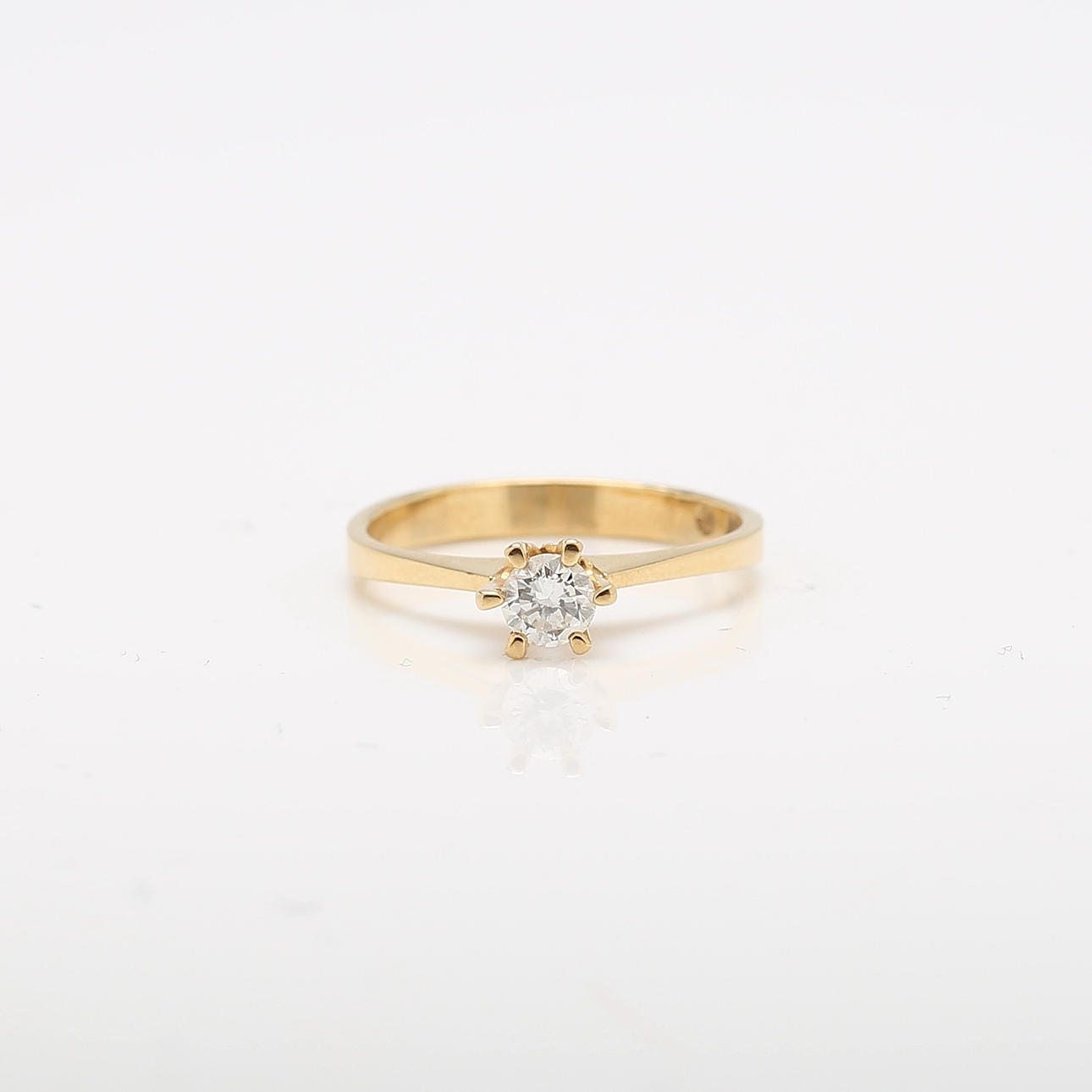 RING, 18K guld med diamant, "Stjernering". Vægt ca 2,2 g.