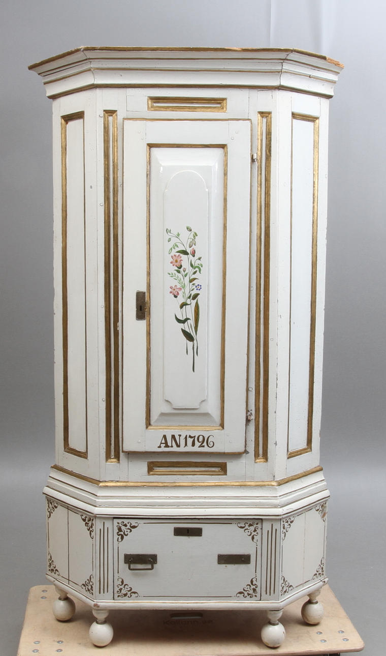 HÖRNSKÅP, vitmålat, 1700-tal.