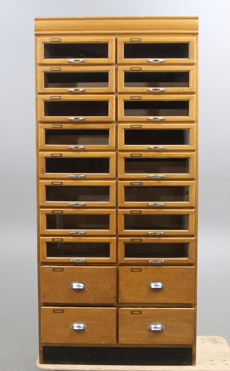 APOTEKSSKÅP, ek, 1900-tal.