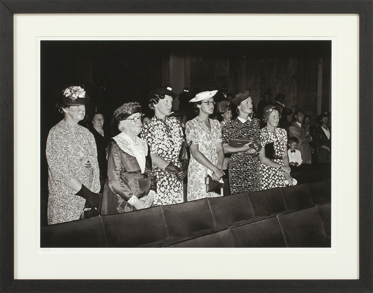 FOTOGRAFI, "Damer på biograf i Göteborg". Pigmentbaserat HP Vivera-bläck, 2 av 25 numrerade exemplar, Bildbyrån Kamerareportage AB samlingar.