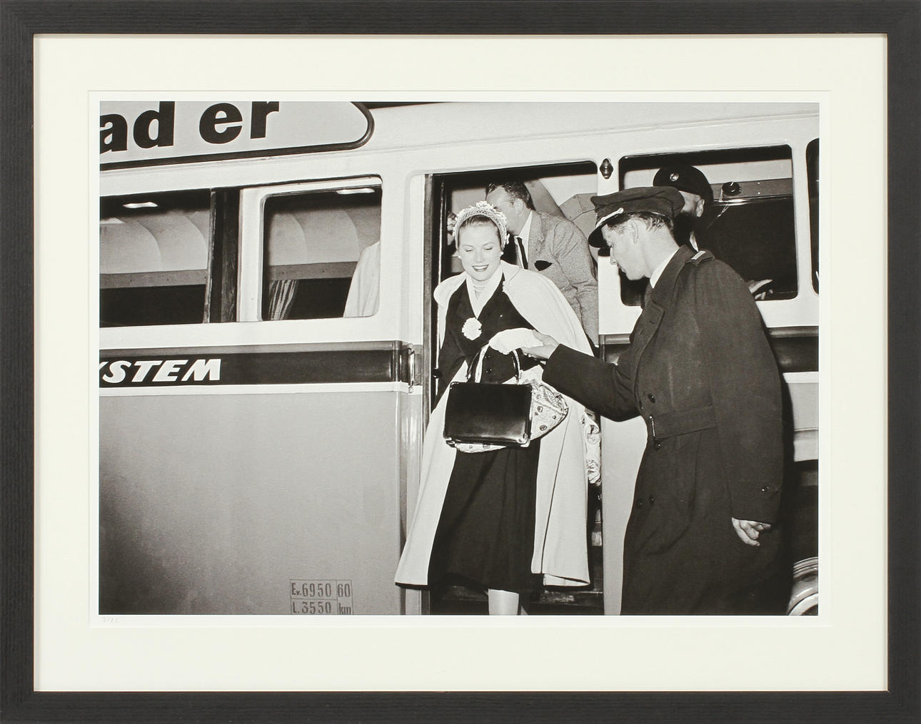 FOTOGRAFI, "Furstinnan Grace Kelly med make Furst Rainer". Pigmentbaserat HP Vivera-bläck, 2 av 25 numrerade exemplar, Bildbyrån Kamerareportage AB samlingar.