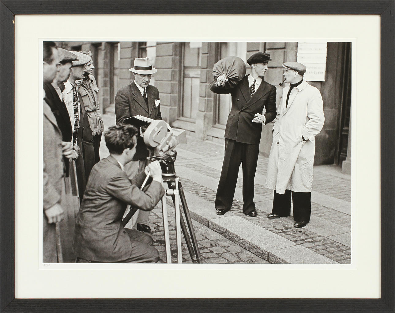 FOTOGRAFI, "Filminspelning i Göteborg". Pigmentbaserat HP Vivera-bläck, 2 av 25 numrerade exemplar, Bildbyrån Kamerareportage AB samlingar.