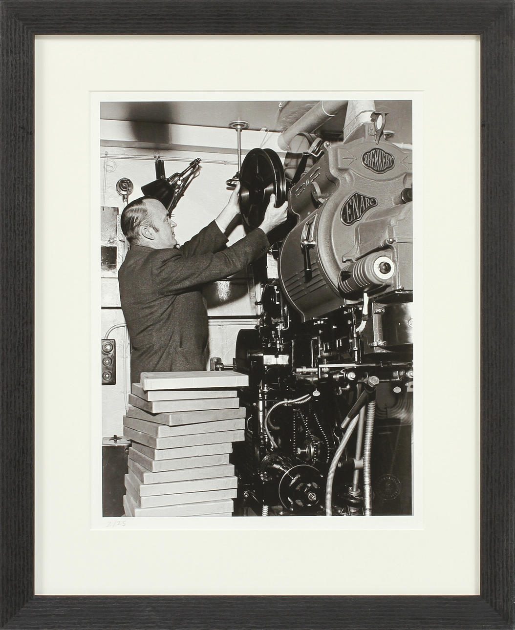 FOTOGRAFI, "Maskinrum på biograf i Göteborg". Pigmentbaserat HP Vivera-bläck, 2 av 25 numrerade exemplar, Bildbyrån Kamerareportage AB samlingar.