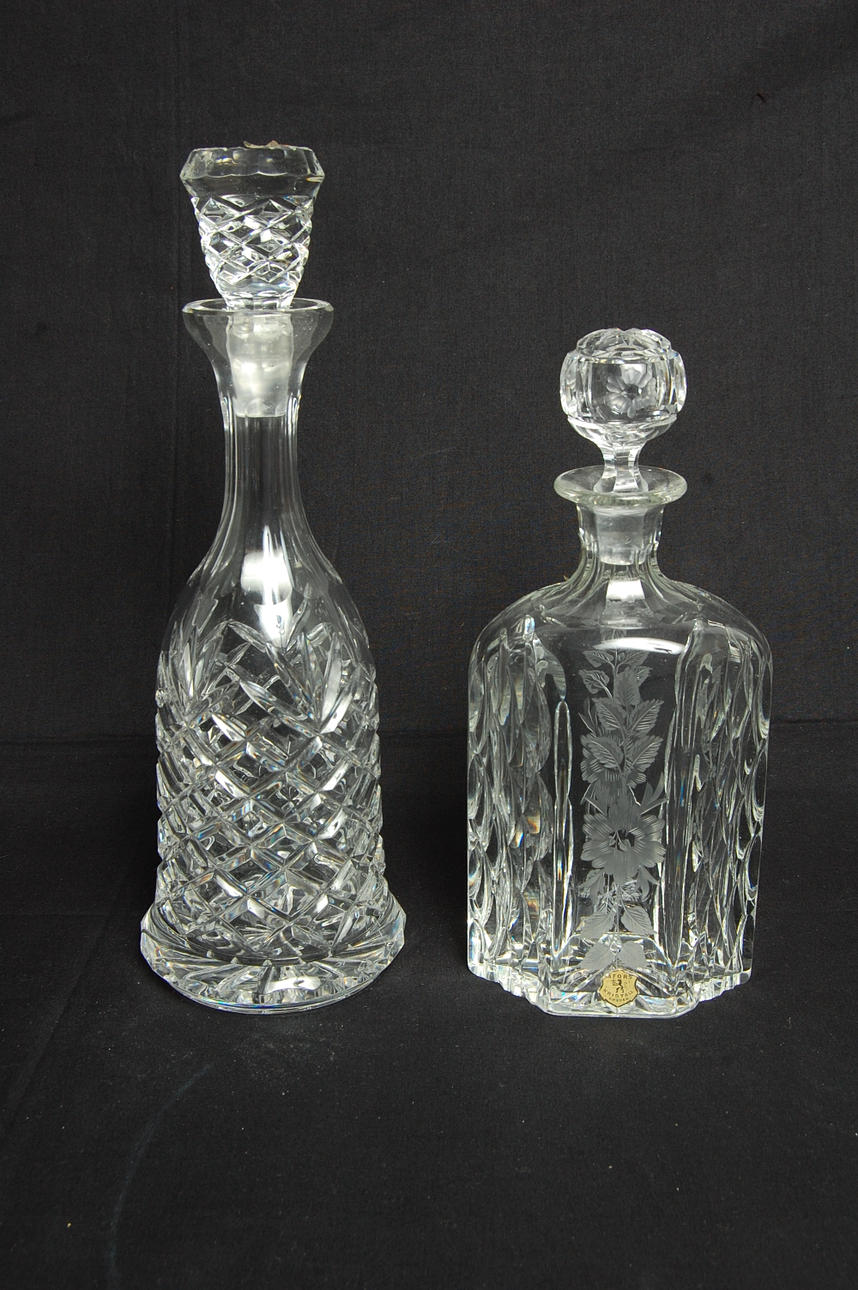 KARAFFER, 2 st, Vin, Whiskey, kristall, 1 st märkt Åfors.