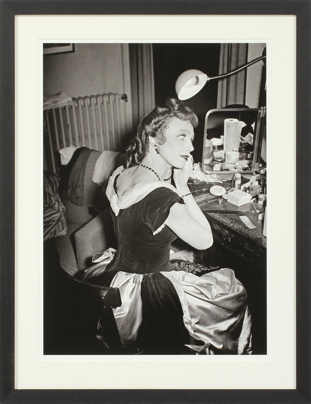 FOTOGRAFI, "Skådespelaren Inga Tidblad i sin loge". Pigmentbaserat HP Vivera-bläck, 2 av 25 numrerade exemplar, Bildbyrån Kamerareportage AB samlingar.