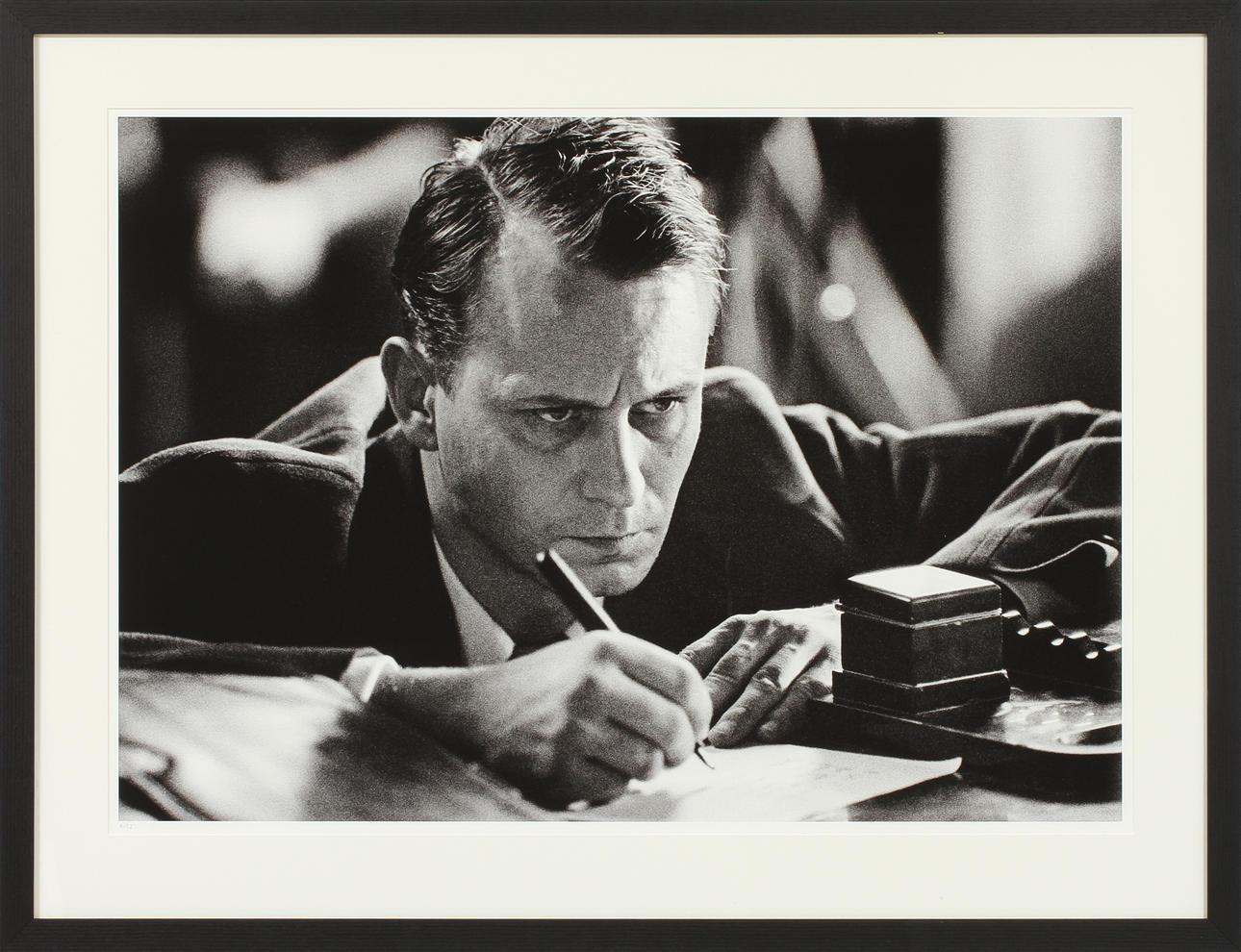 FOTOGRAFI, "Skådespelaren Stellan Skarsgård som Raol Wallenberg". 70 x 100 cm, Pigmentbaserat HP Vivera-bläck, 2 av 25 numrerade exemplar, Bildbyrån Kamerareportage AB samlingar.