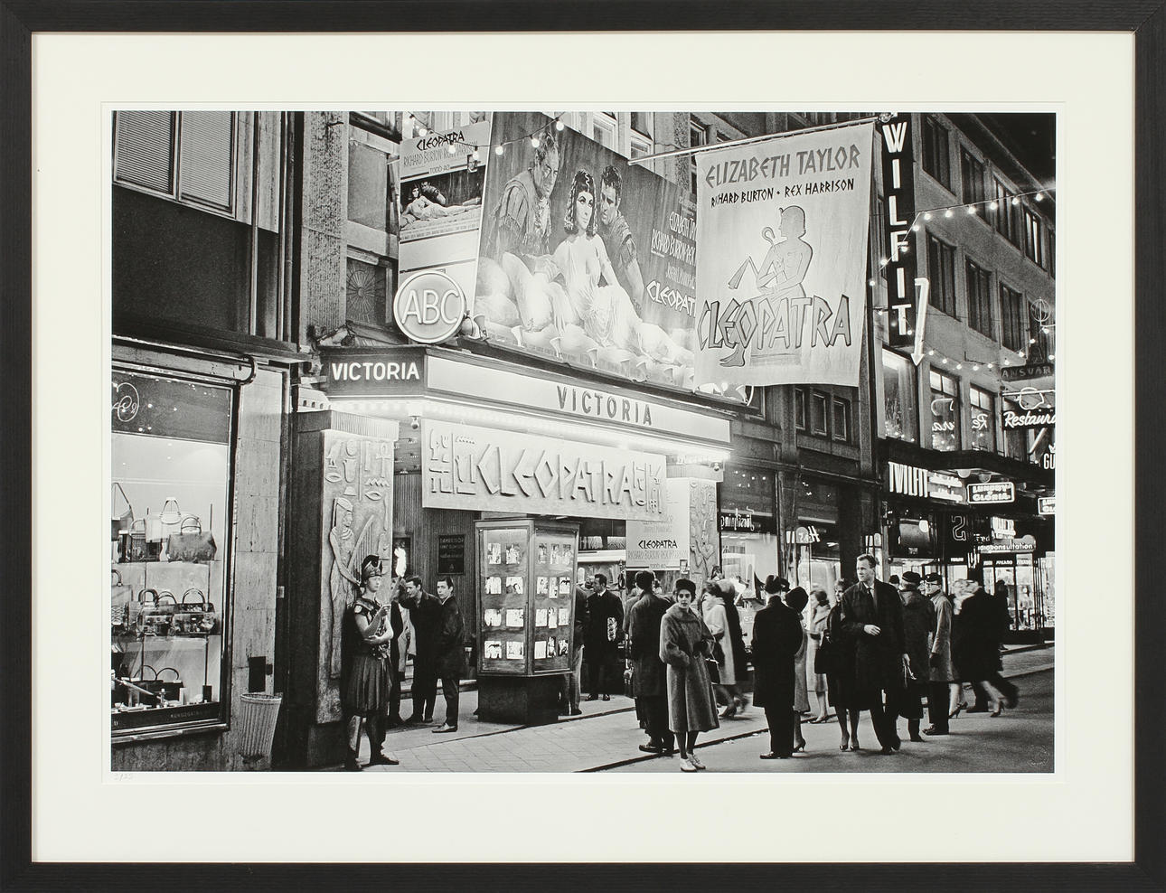 FOTOGRAFI, "Premiär för storfilmen Cleopatra, 1963". 70 x 100 cm, Pigmentbaserat HP Vivera-bläck, 2 av 25 numrerade exemplar, Bildbyrån Kamerareportage AB samlingar.