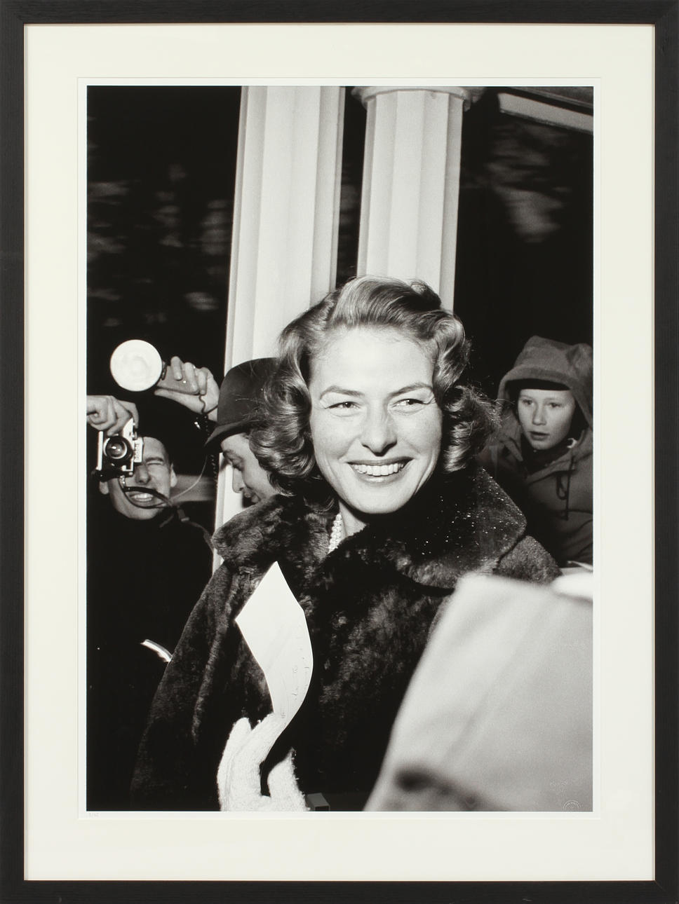 FOTOGRAFI, "Filmstjärnan Ingrid Bergman besöker Göteborg". 70 x 100 cm, Pigmentbaserat HP Vivera-bläck, 2 av 25 numrerade exemplar, Bildbyrån Kamerareportage AB samlingar.