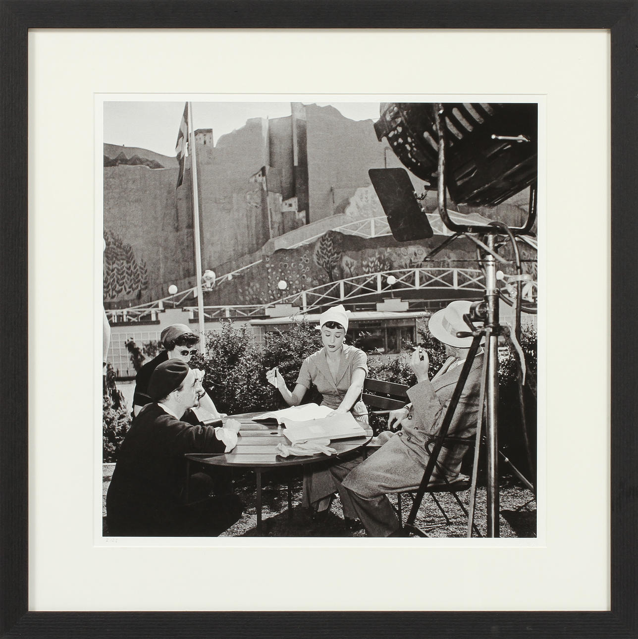 FOTOGRAFI, "Regissör Ingmar Bergman på Liseberg". Pigmentbaserat HP Vivera-bläck, 2 av 25 numrerade exemplar, Bildbyrån Kamerareportage AB samlingar.