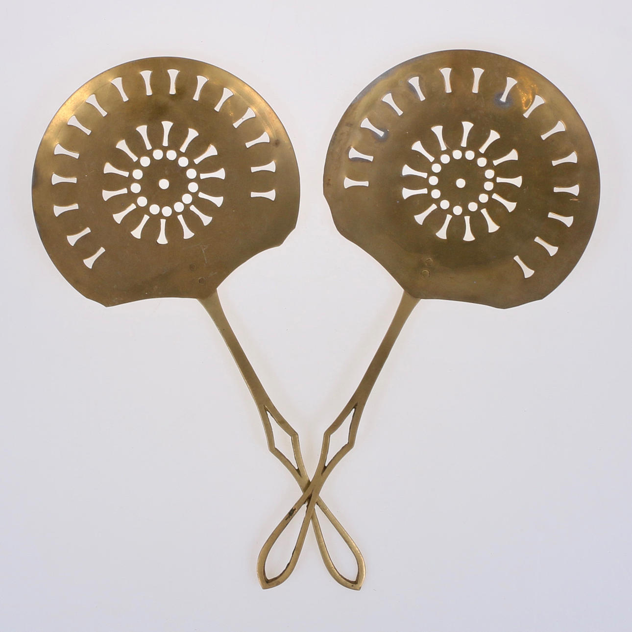 KEITTIÖVARUSTEET, 2 kpl. Messinki, 1800-luku.