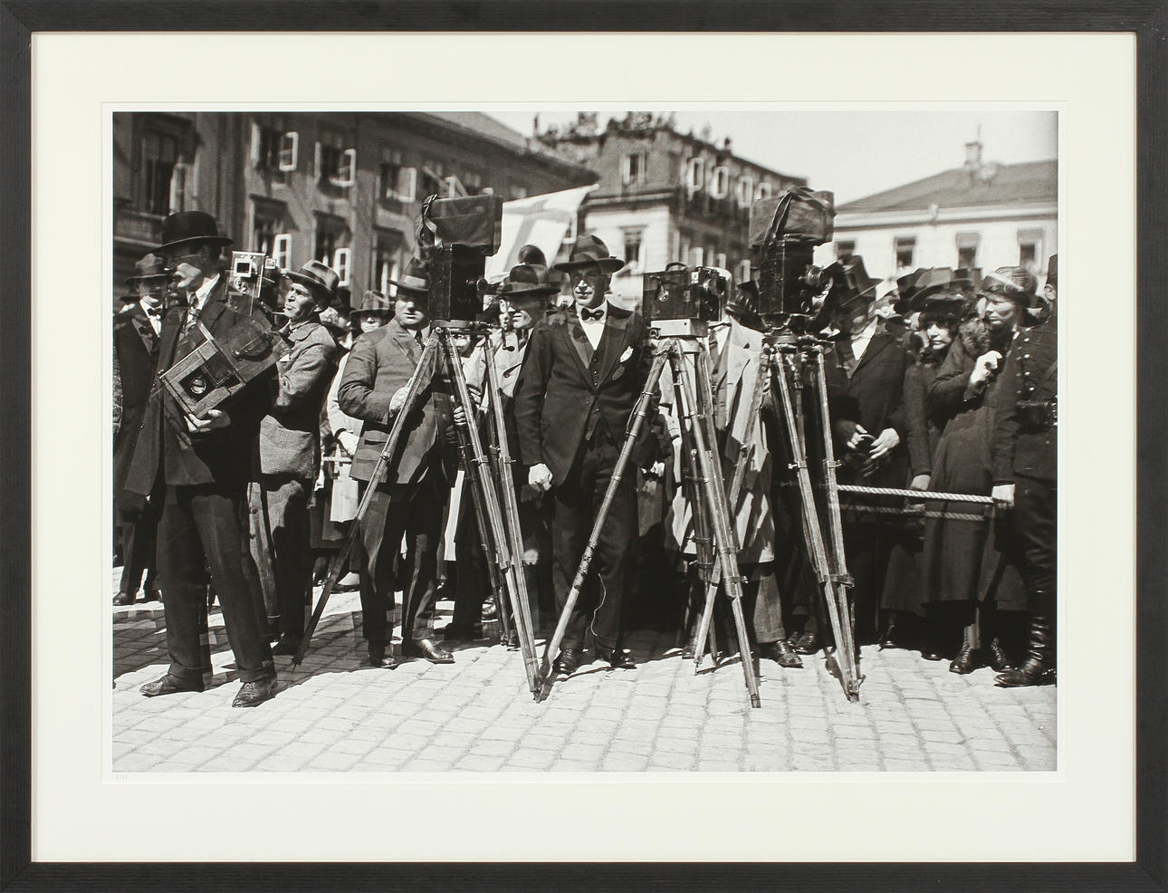 FOTOGRAFI, "Fotografer på Gustaf Adolfs torg väntar på Kung Gustaf V". 70 x 100 cm, Pigmentbaserat HP Vivera-bläck, 2 av 25 numrerade exemplar, Bildbyrån Kamerareportage AB samlingar.