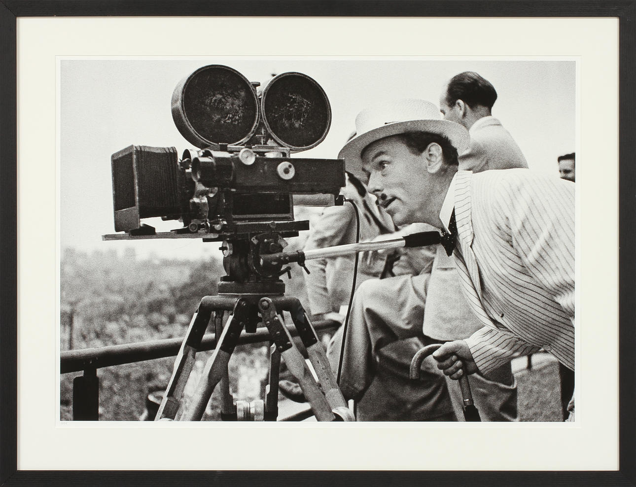FOTOGRAFI, "Skådespelaren Nils Poppe filmar filmen Tull-bom". 70 x 100 cm, Pigmentbaserat HP Vivera-bläck, 2 av 25 numrerade exemplar, Bildbyrån Kamerareportage AB samlingar.