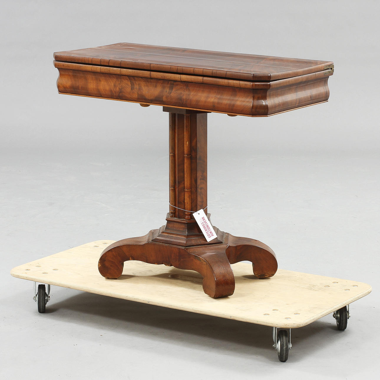 SPELBORD, på fyrdelad pelarfot, Karl-Johan 1800-talets förra hälft.