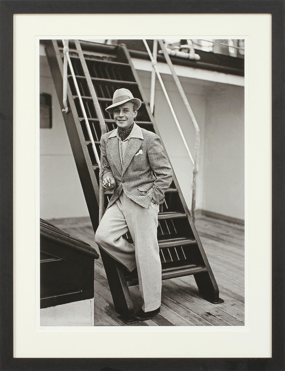 FOTOGRAFI, "Skådespelaren Hasse Ekman på M/S Stockholm". Pigmentbaserat HP Vivera-bläck, 2 av 25 numrerade exemplar, Bildbyrån Kamerareportage AB samlingar.
