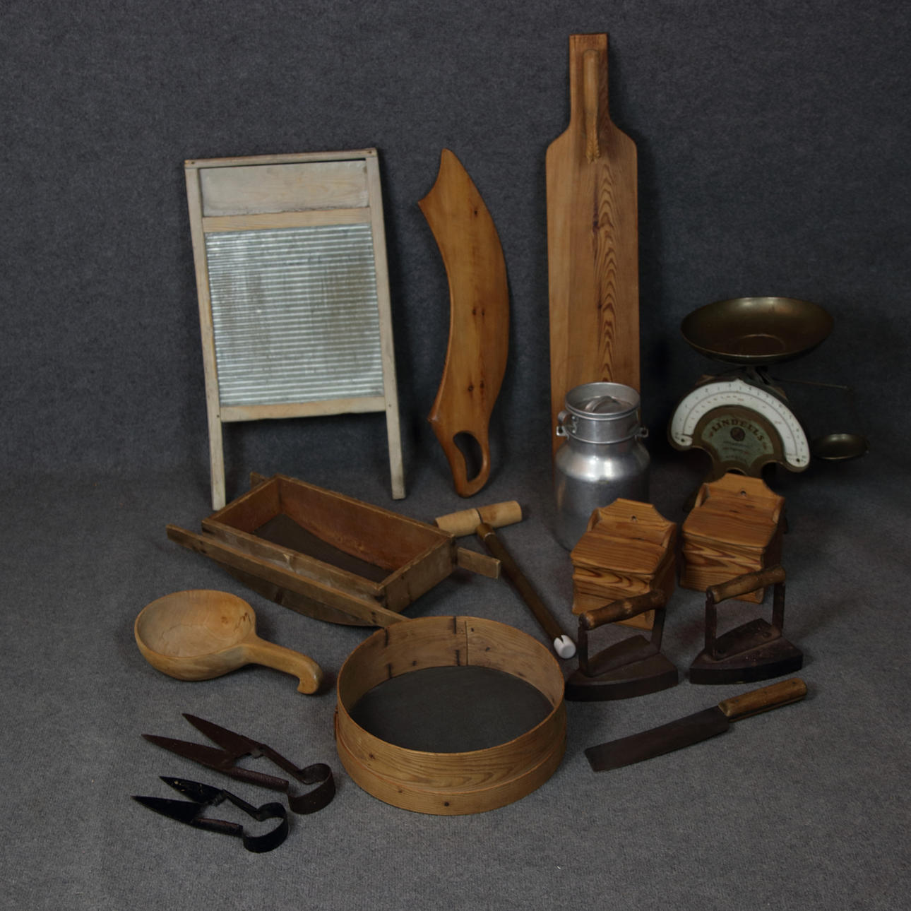 SAMLING AF FÆLLES OG NYTTIGE GENSTANDE, 16 dele.