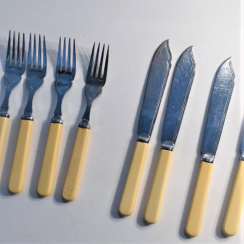 ART-DECO bestick med beige bakelithandtag.