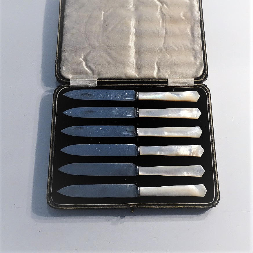 ART-DECO Messer mit Perlmuttgriff.