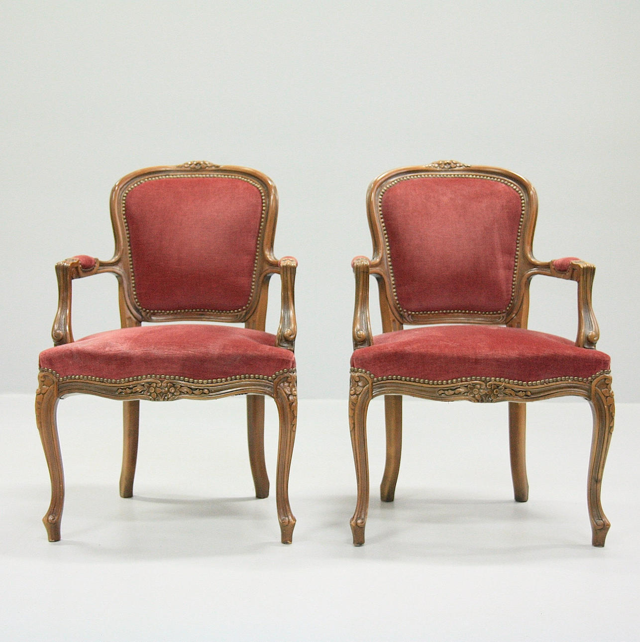 KARMSTOLAR, ett par, rokoko stil, 1900-tal.