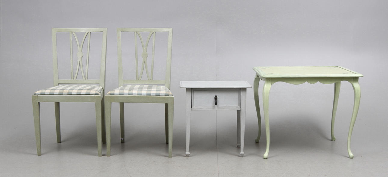 MÖBLER, 4 del, bland annat nattbord och stolar.