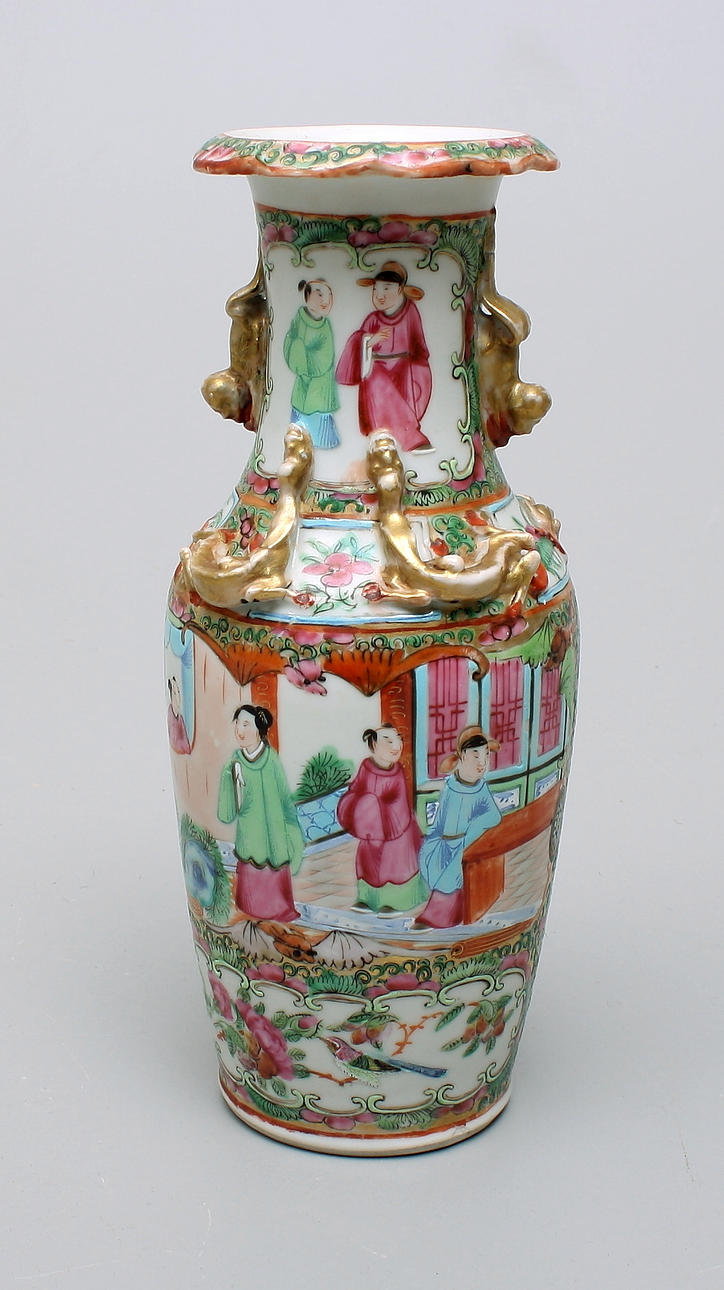 VAS, Kina. i famille rose dekor.