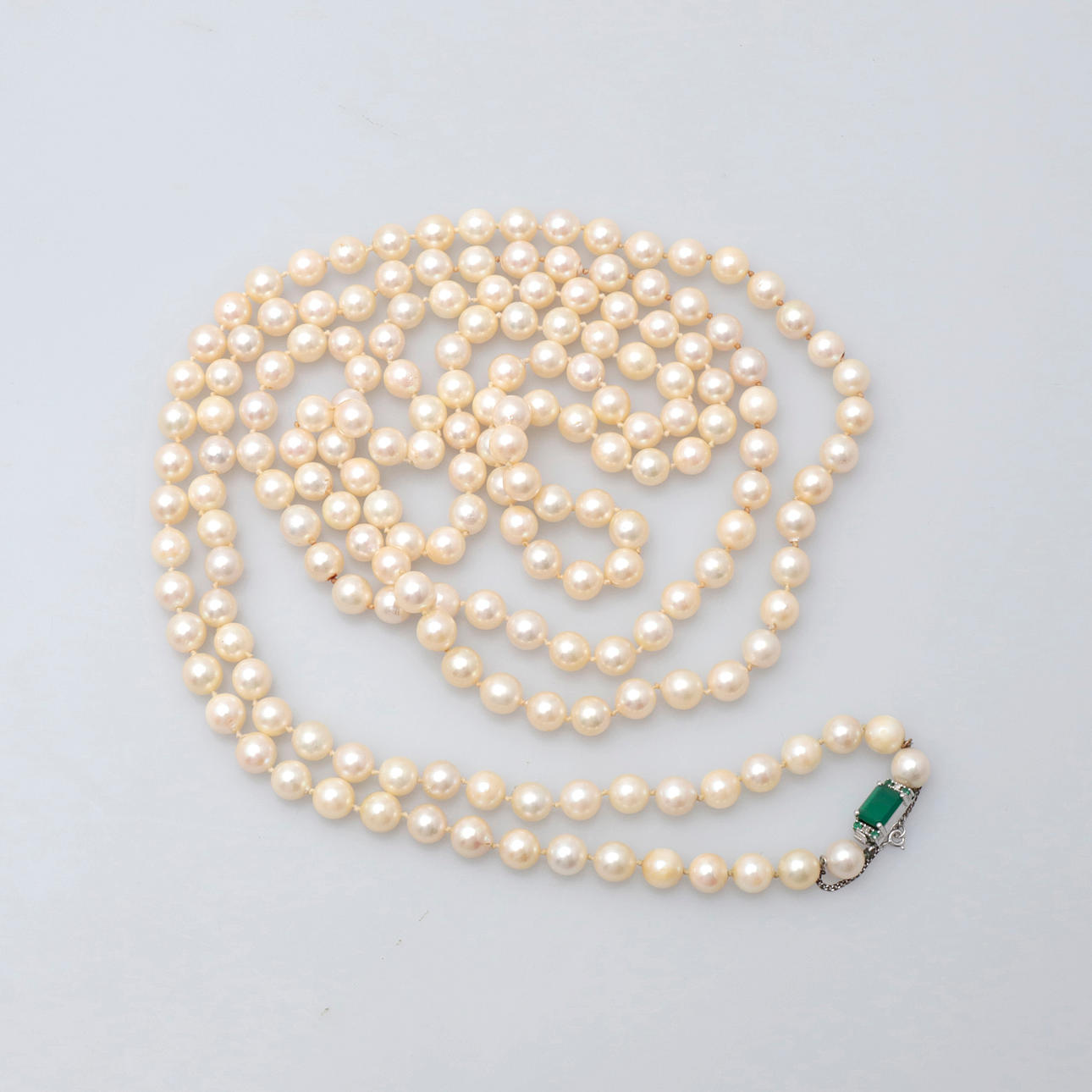 Långt pärlhalsband.