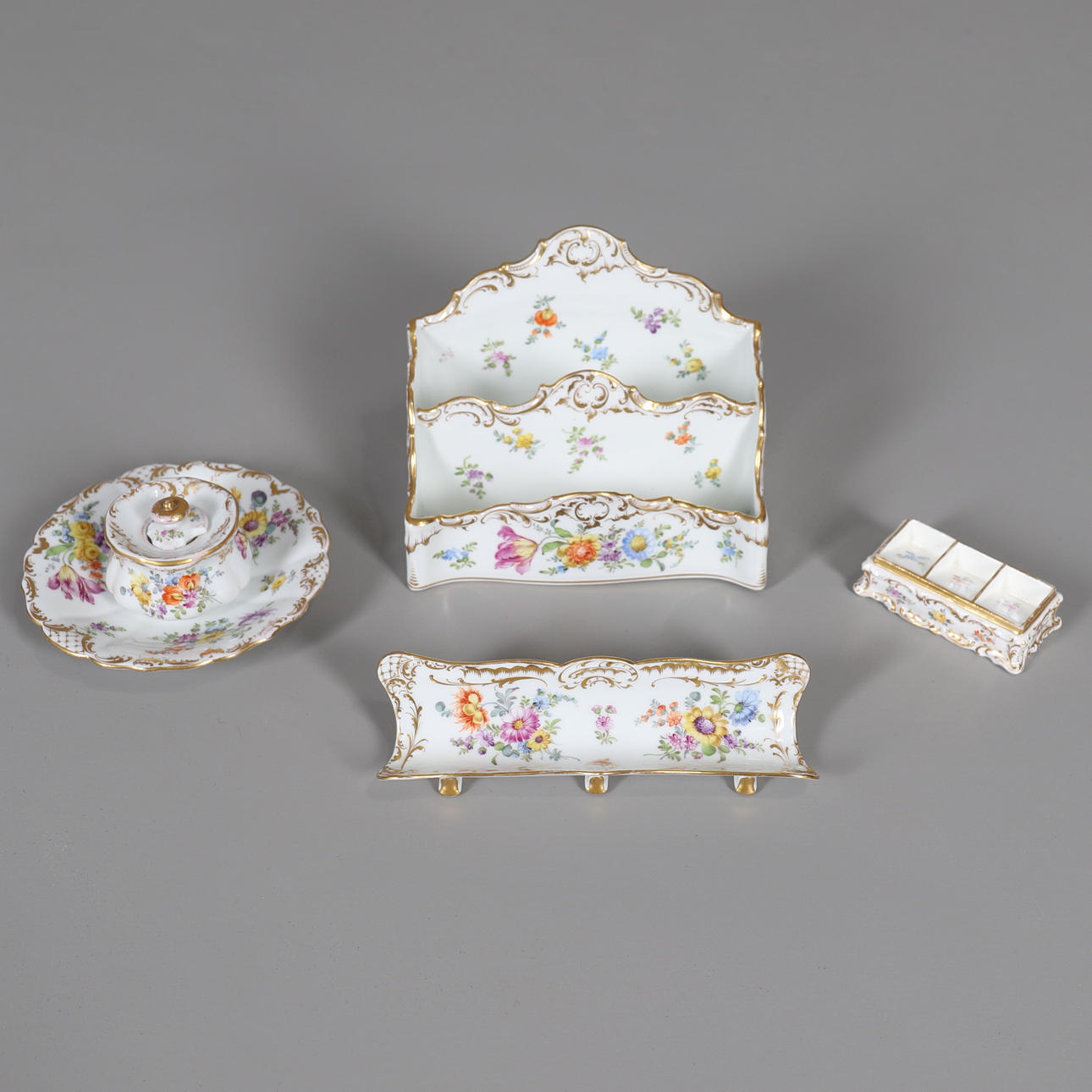 VIERTEILIGES DRESDEN-SCHREIBTISCH-SET.