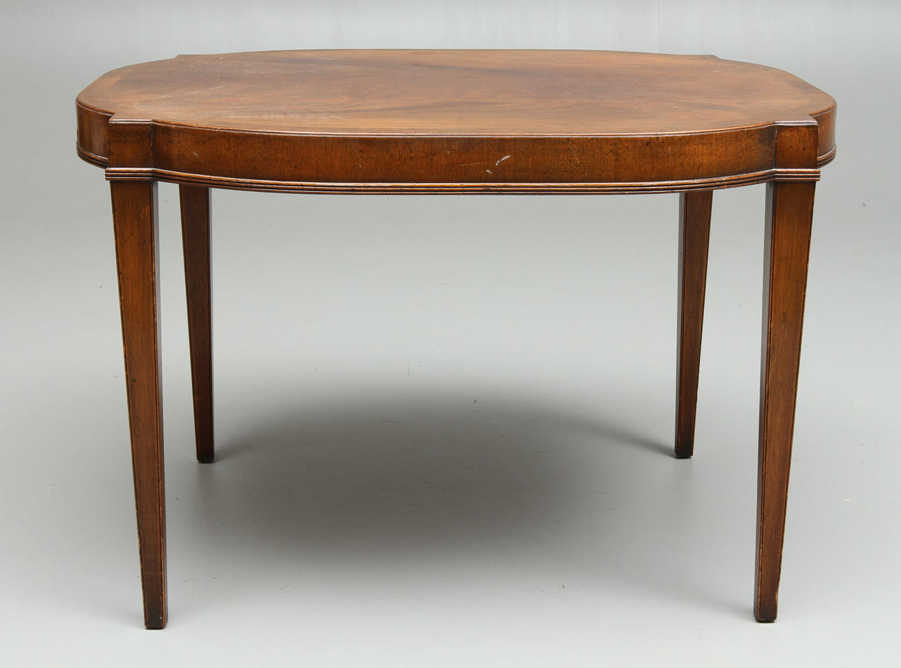 SOFFBORD, England, 1900-tal.