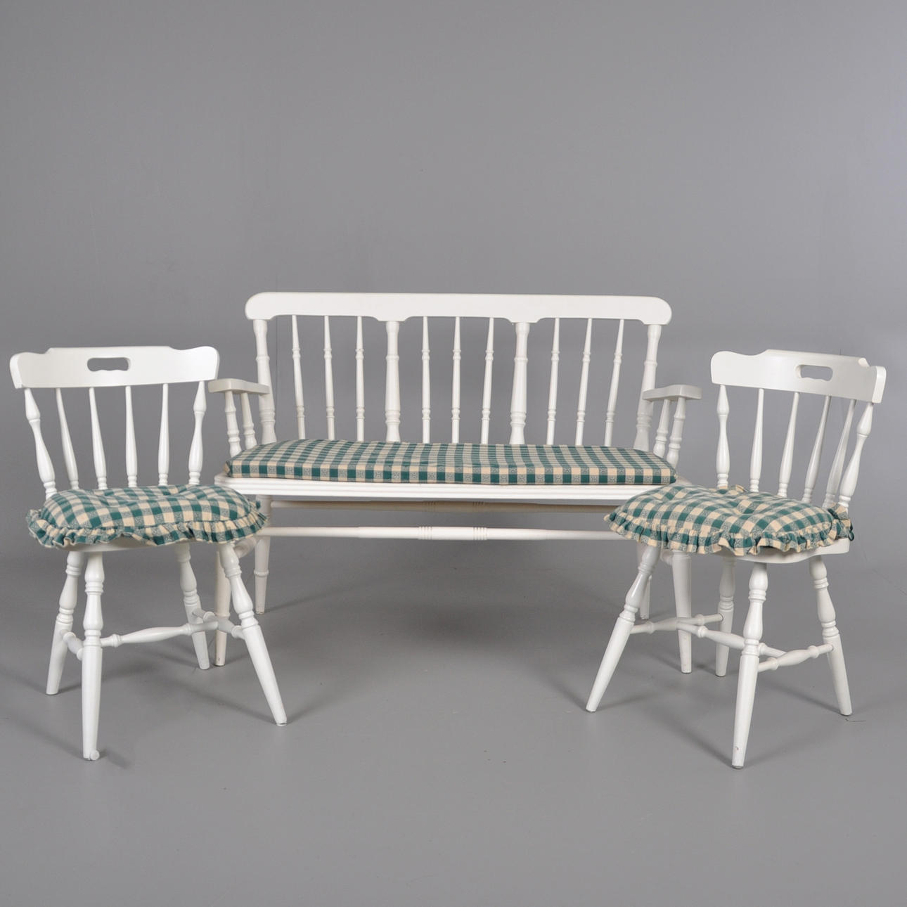 pindesofa og to pindestole.