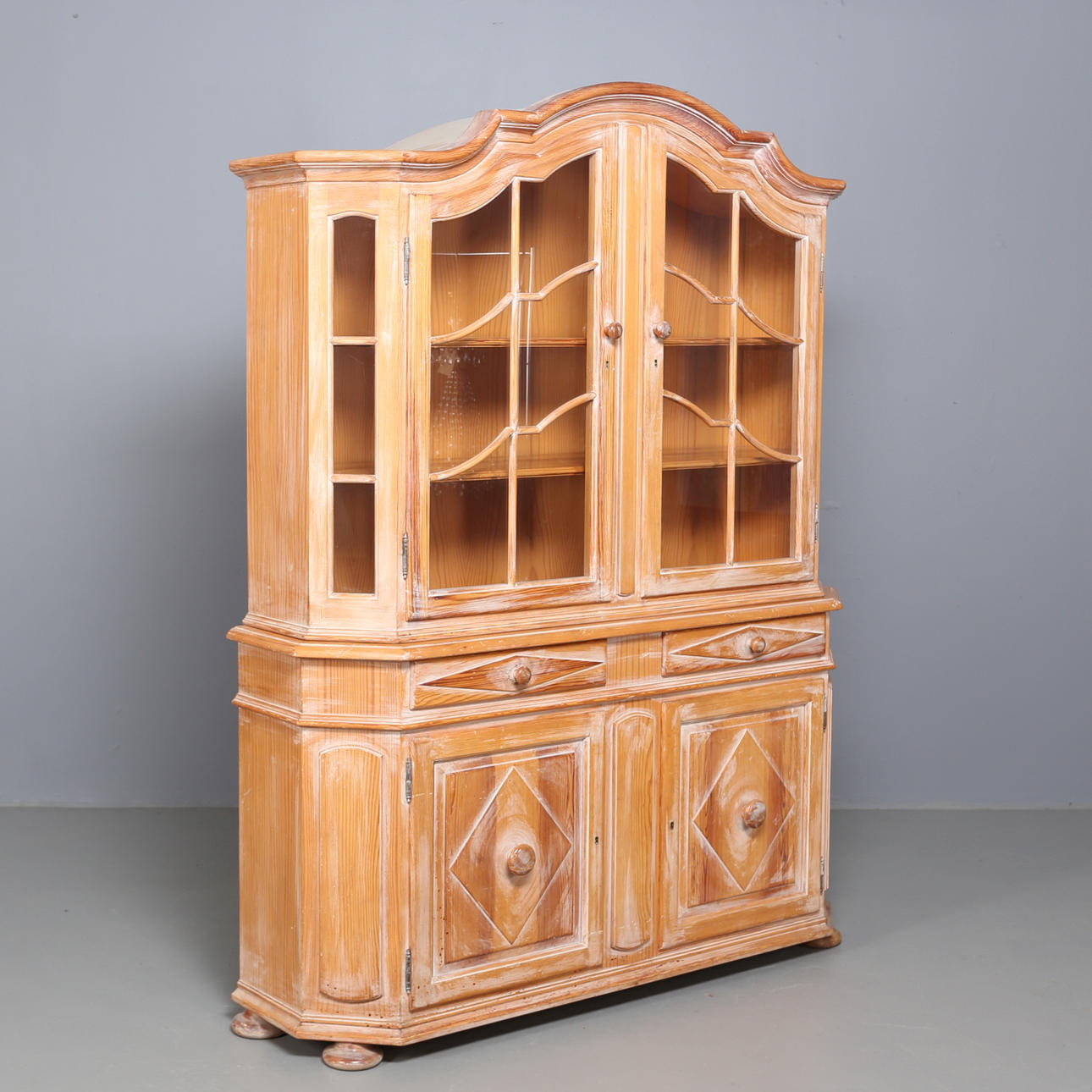 GLASSCHRANK, gekalkte Kiefer.