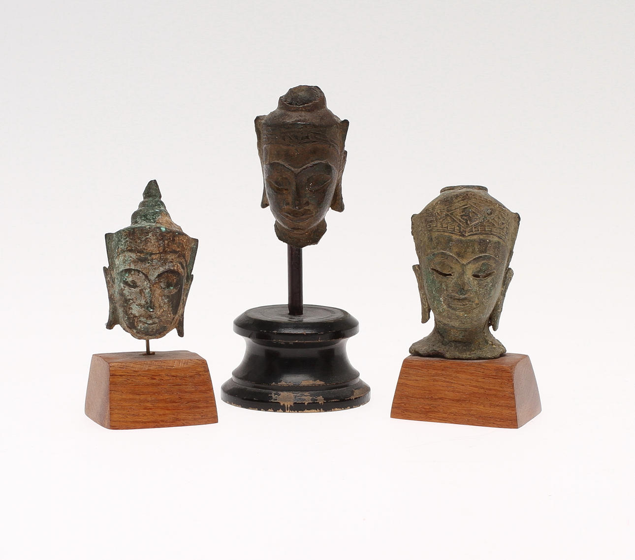 BUDDHAHUVUDEN 3 st, äldre jordfynd, troligtvis Sydostasien.