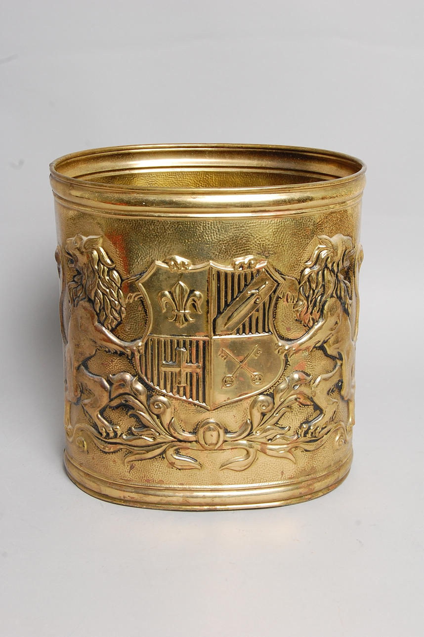 PAPPERSKORG, oval, mässing, med dekor av lejon, 1900-tal.