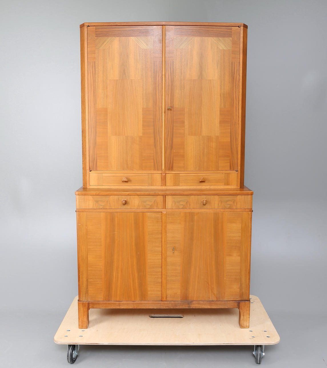 CARL MALMSTEN. Skåp, Klinta Fransk valnöt, Åfors Möbelfabriks AB.