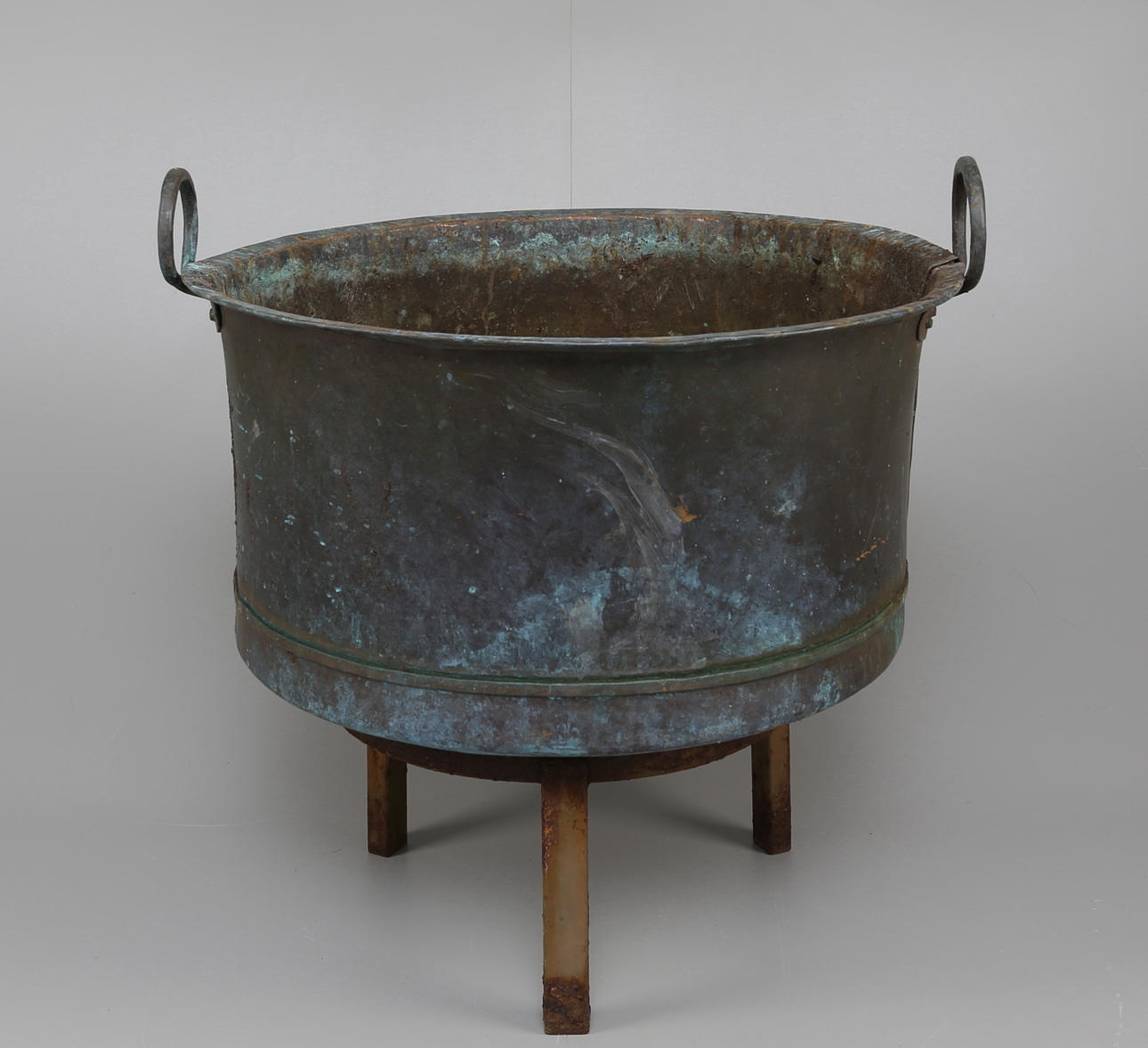 BALJA, Koppar med stativ, 1800-tal.