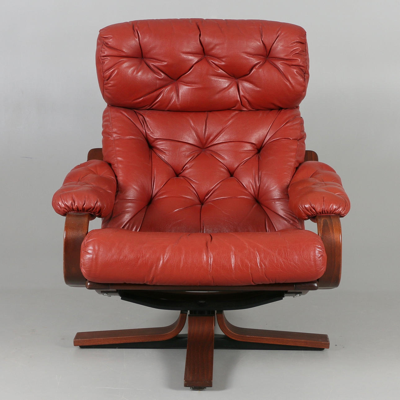 SNURRFÅTÖLJ, skinn, 1900-tal.