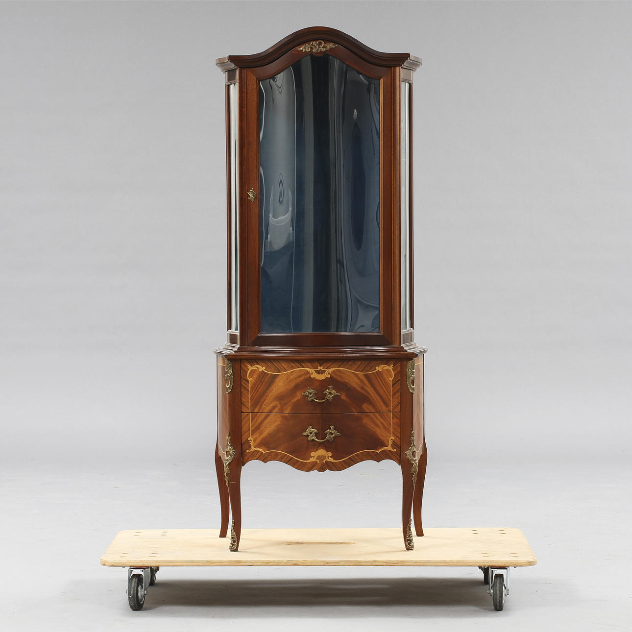 VITRINSKÅP, rokokostil, 1900-tal.