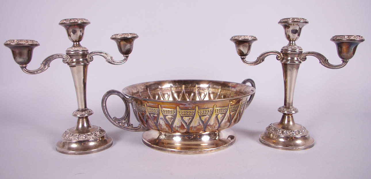 KANDELABRAR SAMT SKÅL MED HÄNKLAR, nysilver.