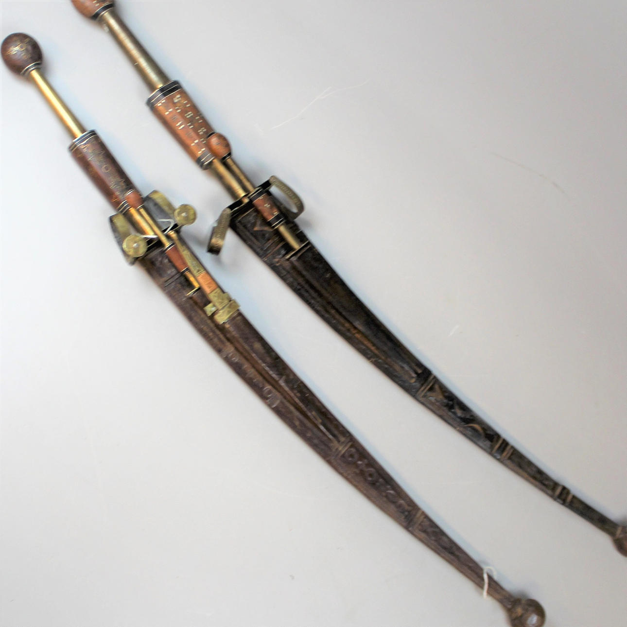 SVÆRD 2 stk med 4 tilhørende knive.