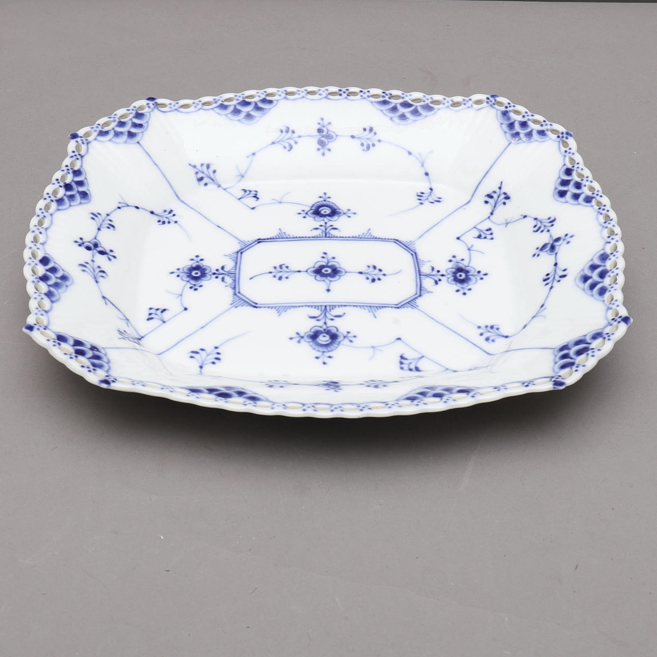 SETEPLADE, Musselmalet, helblond, Royal Copenhagen, Danmark.