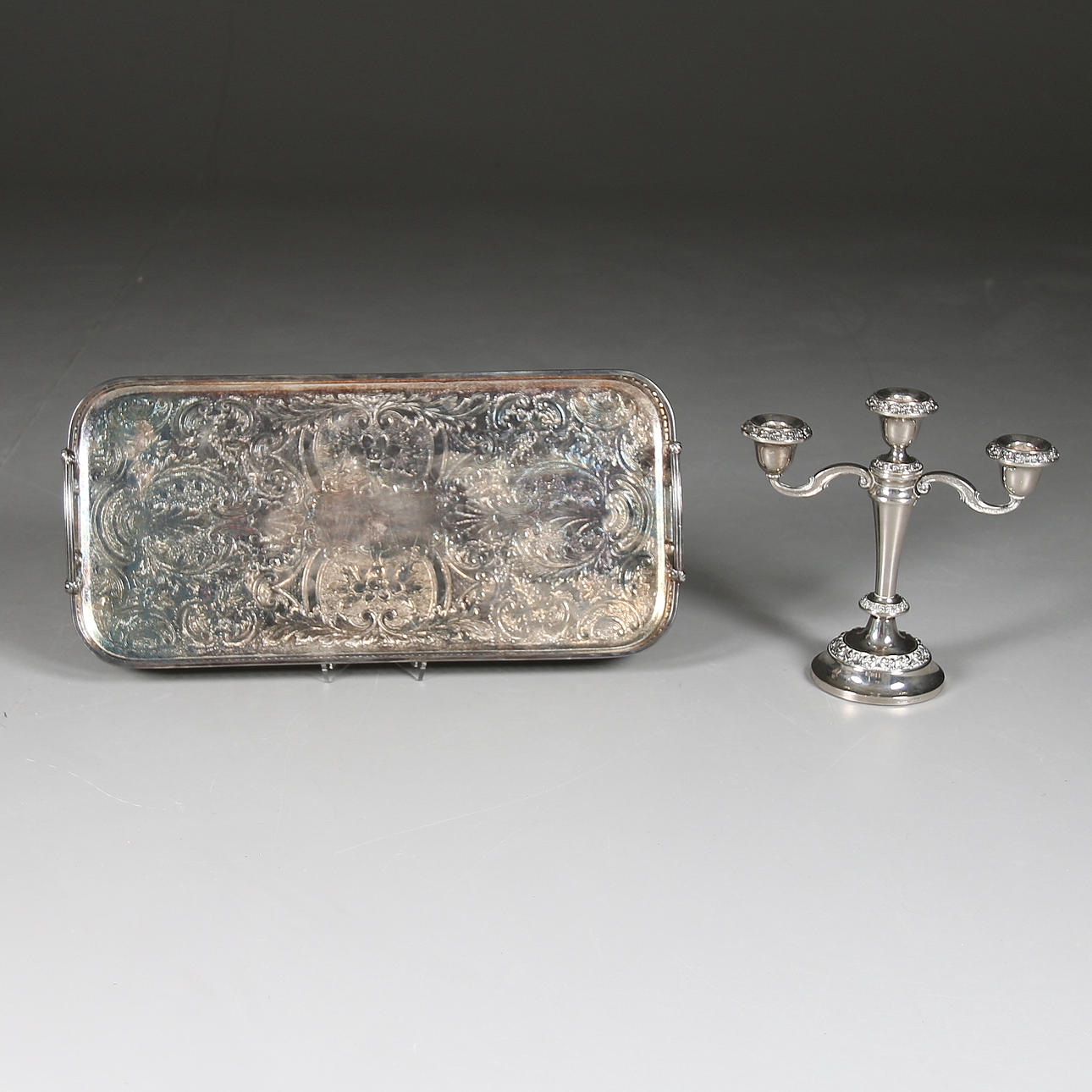BRICKA och KANDELABER, Nysilver, England, 1900-tal.
