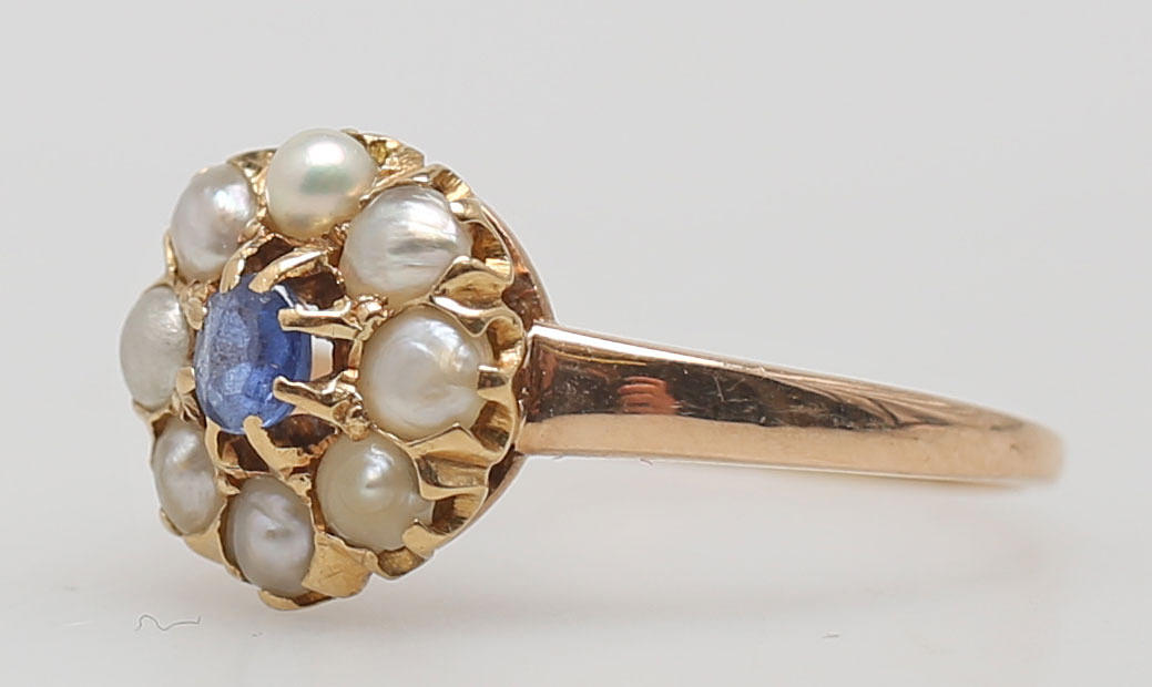 CARMOSERING MED BLÅ STEN OCH PÄRLOR, rödguld, 14K.