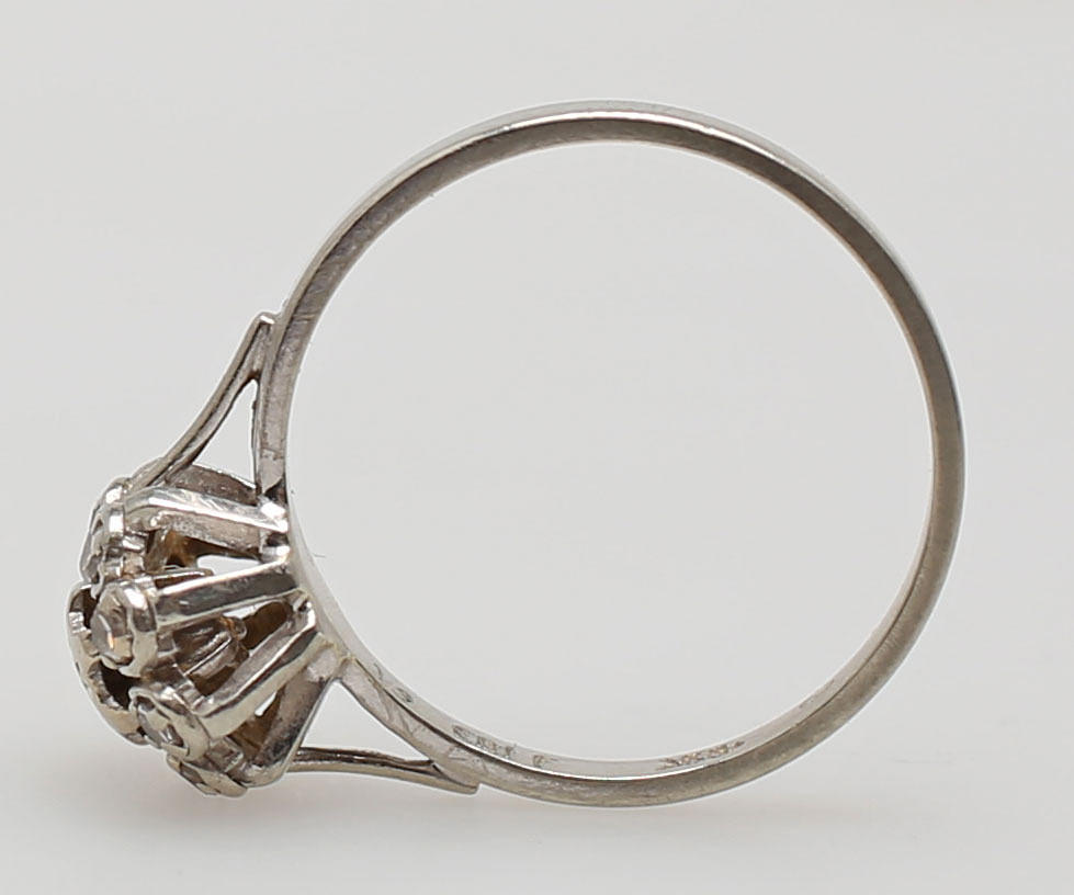 CARMOSERING MED SMÅ DIAMANTER, vitguld, 18K.