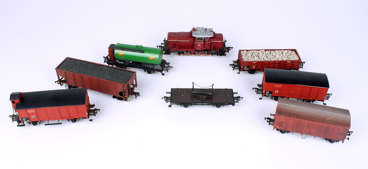 MODELLTÅG, 8 st, godsvagnar + lok, Fleischmann.