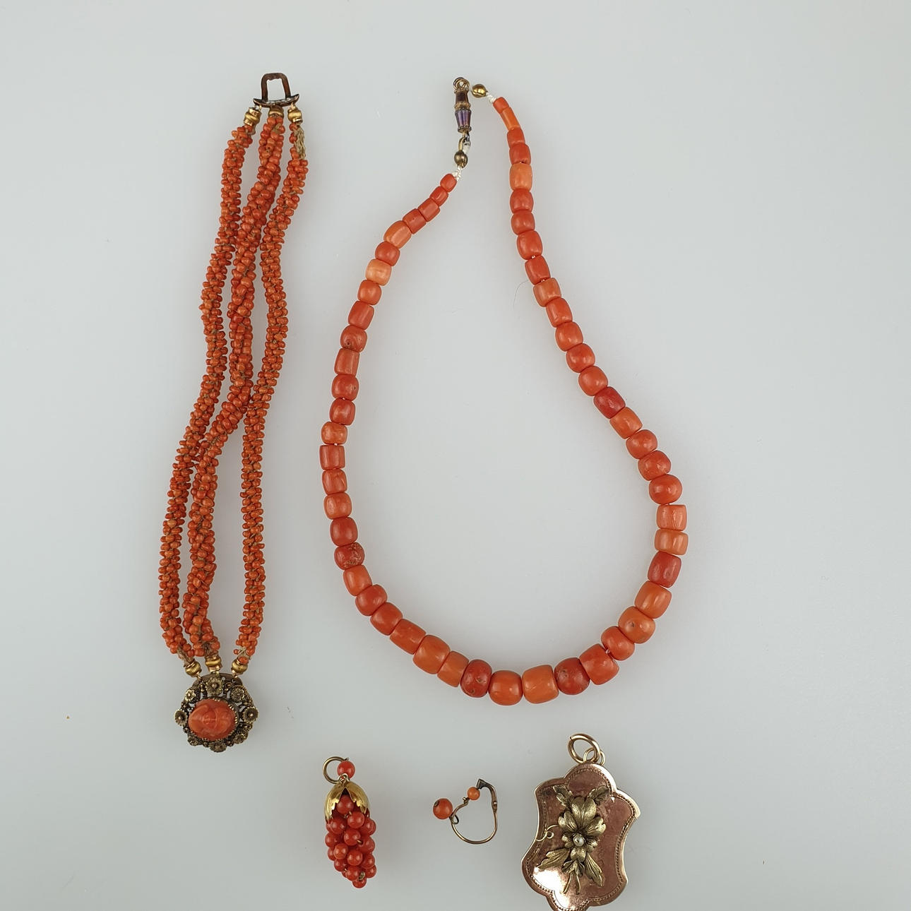 - En samling av korallsmycken - 5 st.