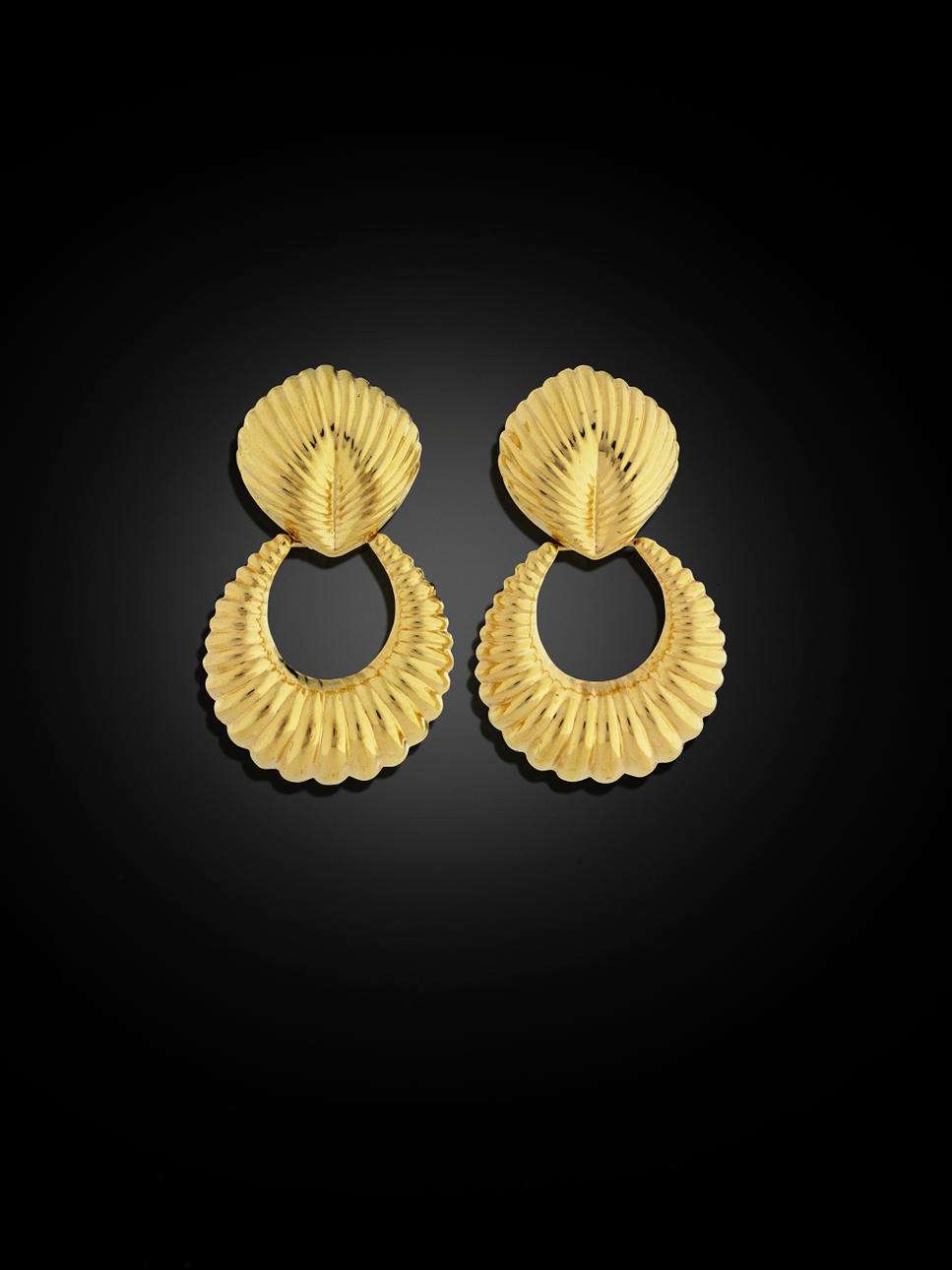 ÖRHÄNGEN, 18 kt guld med räfflat mönster. Längd 5.5 cm, 11 gram.