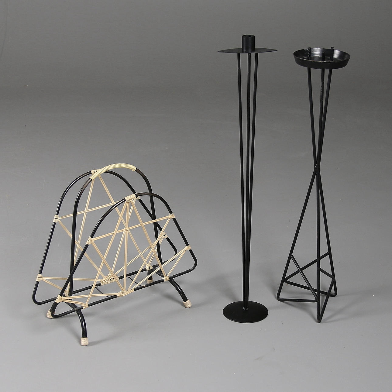 TIDNINGSSTÄLL, LJUSSTAKAR, stringmodell, 1950/60-tal.