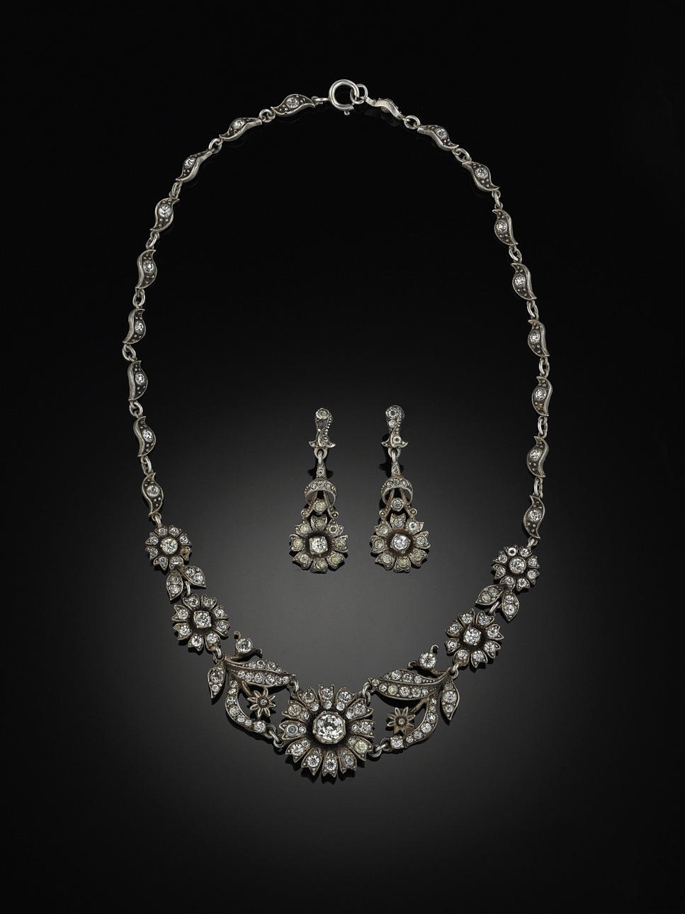 GARNITYR/SET, silver och paste bestående av collier och örhängen.